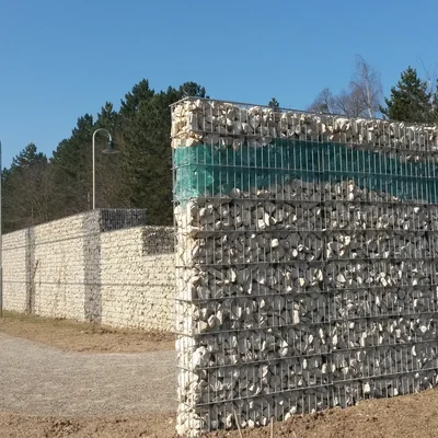 Referenz: Lärmschutzwand Bad Ditzenbach Steinzaun mit Jura/Türkisglas-Füllung Referenz: Lärmschutzwand Bad Ditzenbach Steinzaun mit Jura/Türkisglas-Füllung