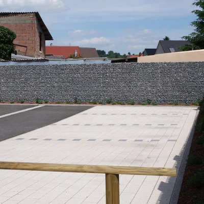 Referenz: TRIOOO Gabionenzaun 23cm mit Muschelkalk blau Füllung Referenz: TRIOOO Gabionenzaun 23cm mit Muschelkalk blau Füllung